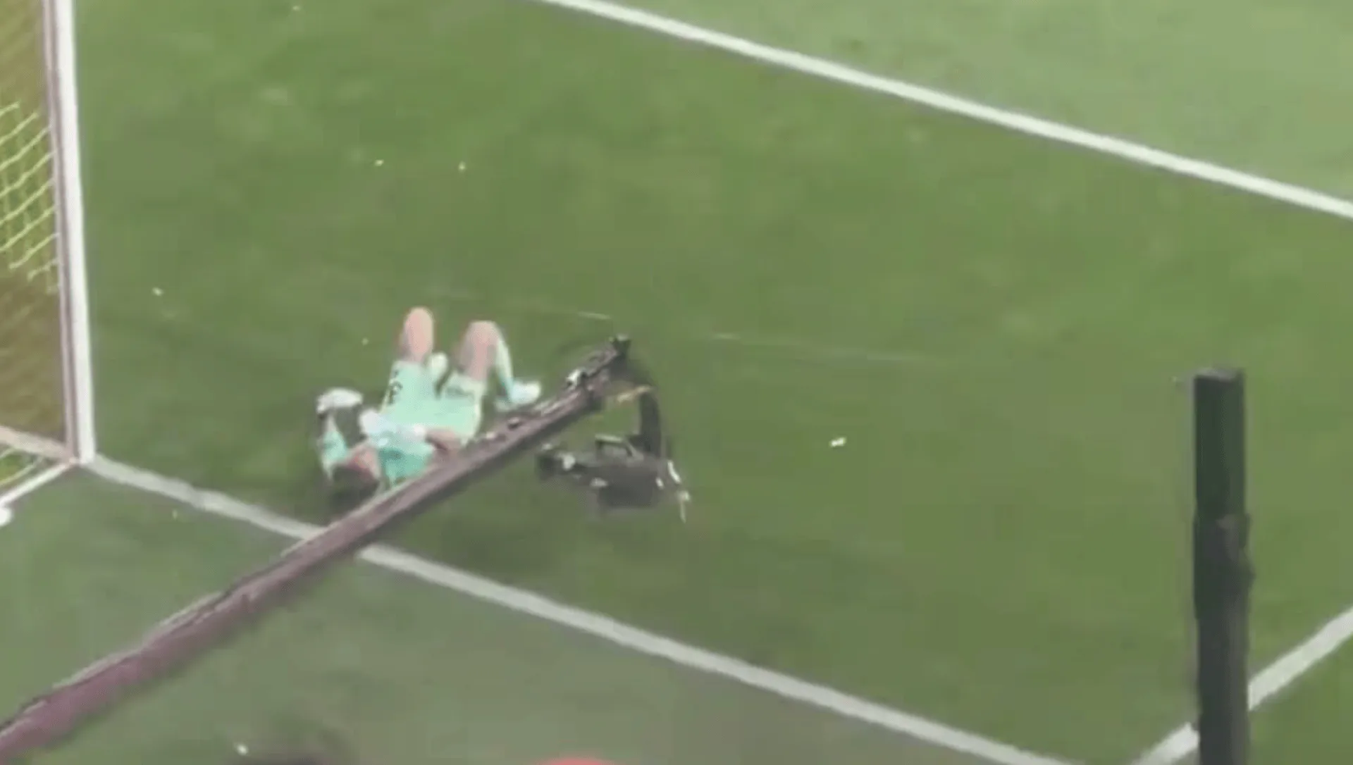 开云移动端-前曼城门将埃德森比赛中被杂物击中，倒地后愤怒推开摄像机